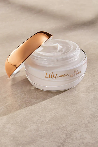 Crème hydratante satinée pour le corps Lily Lumière, 250 g